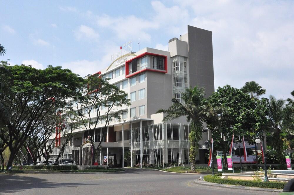 Grand Cakra Hotel Malang Exterior foto