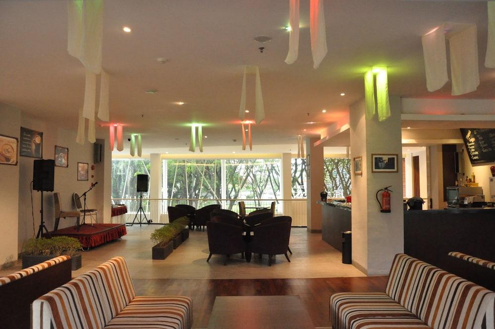 Grand Cakra Hotel Malang Exterior foto