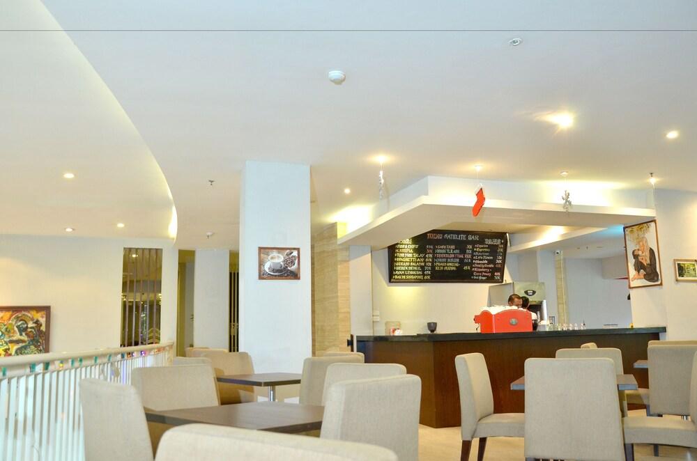 Grand Cakra Hotel Malang Exterior foto