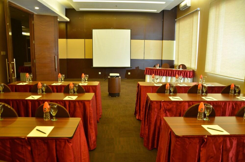 Grand Cakra Hotel Malang Exterior foto