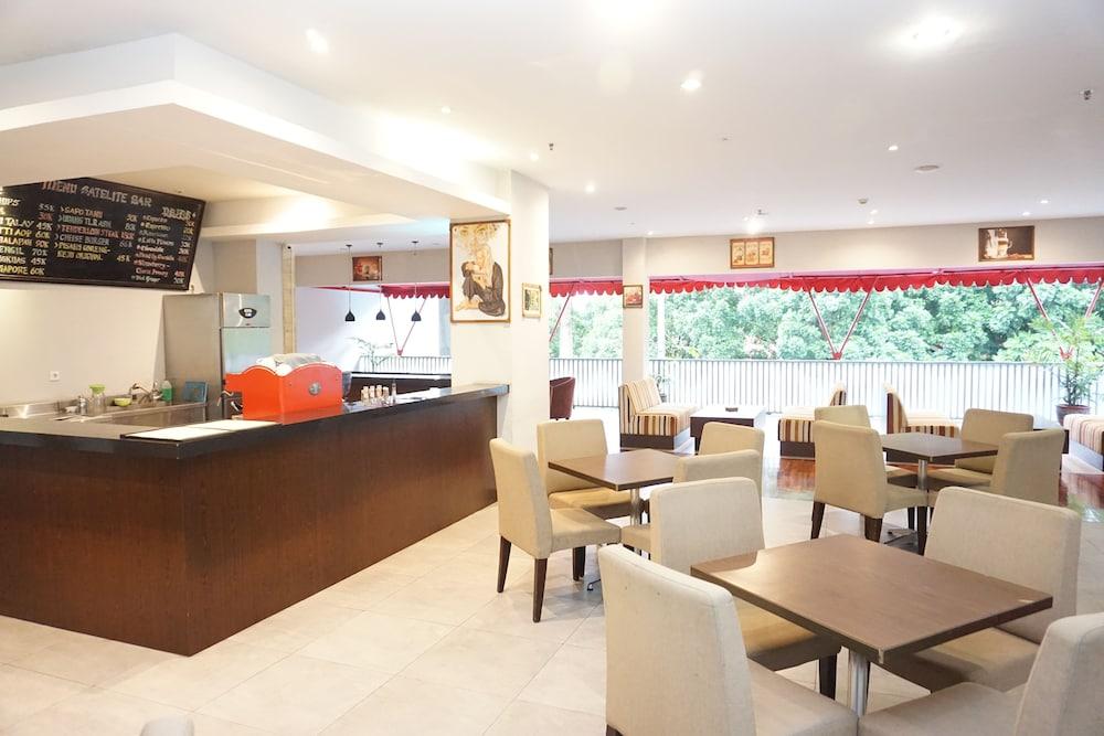Grand Cakra Hotel Malang Exterior foto