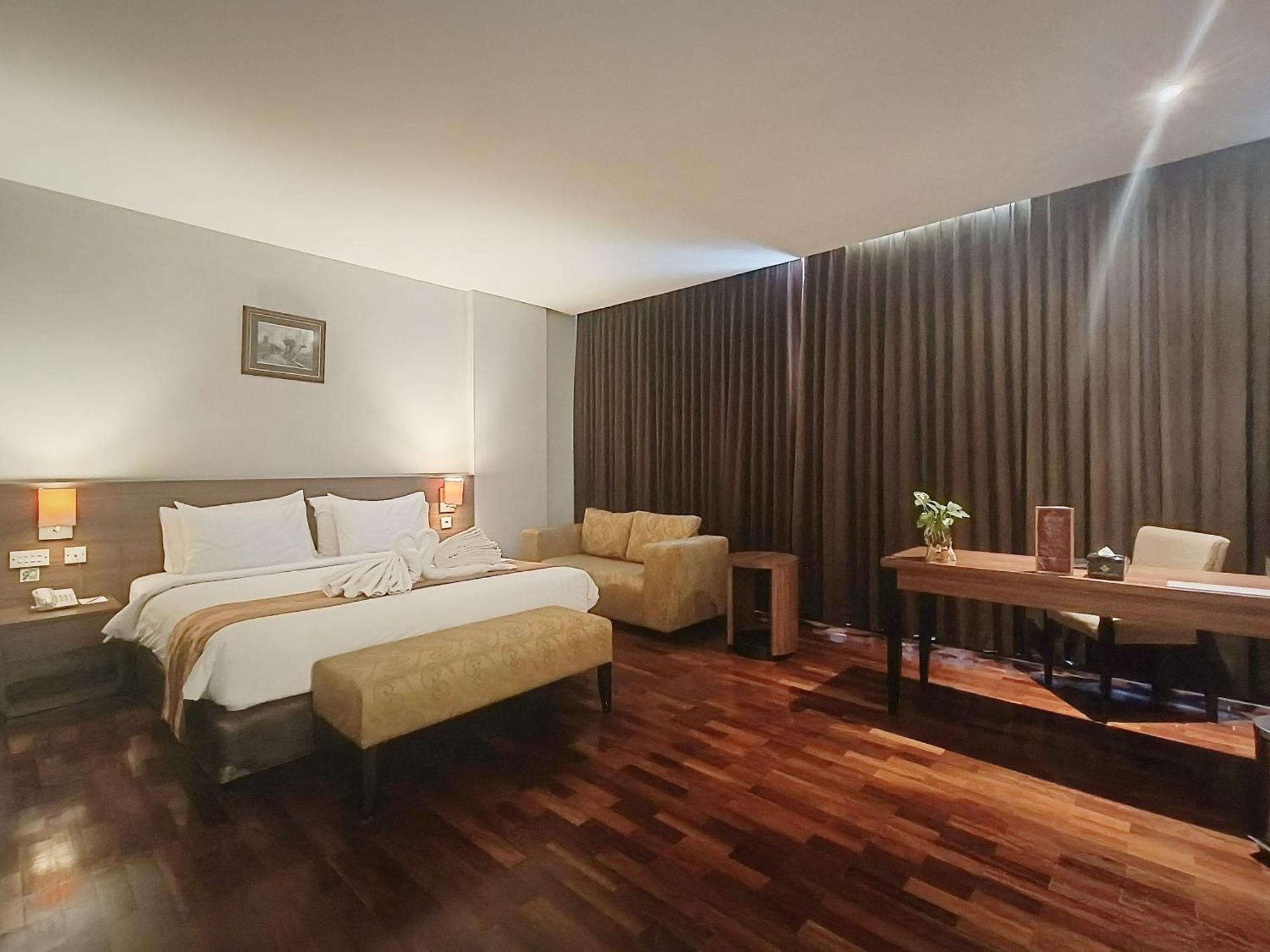 Grand Cakra Hotel Malang Exterior foto