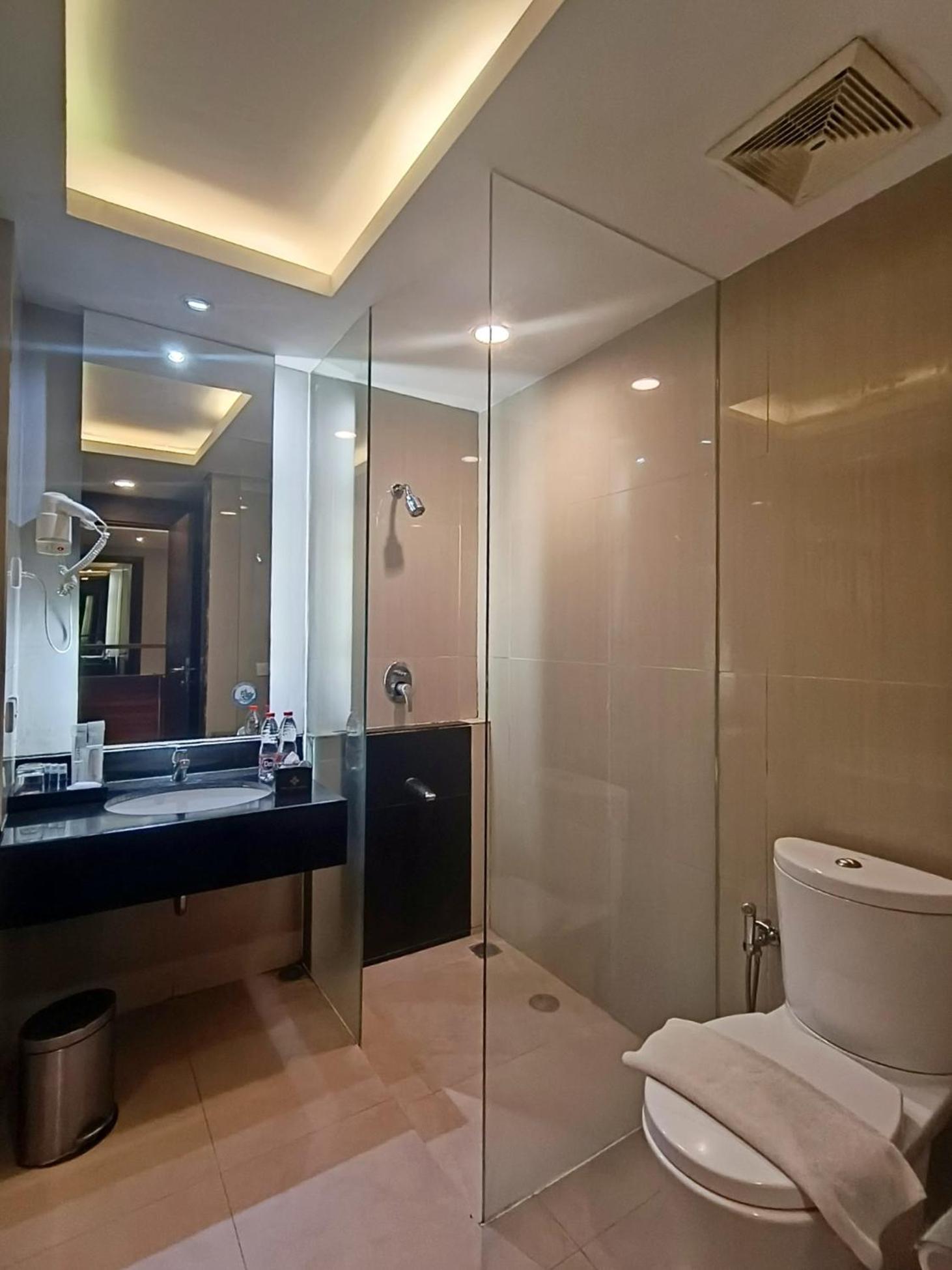 Grand Cakra Hotel Malang Exterior foto