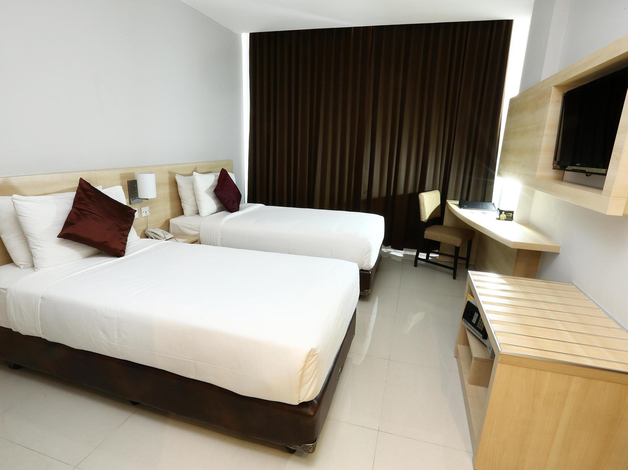 Grand Cakra Hotel Malang Exterior foto