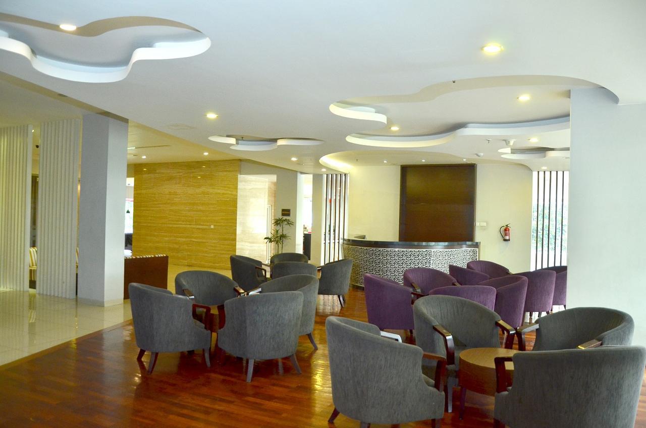 Grand Cakra Hotel Malang Exterior foto