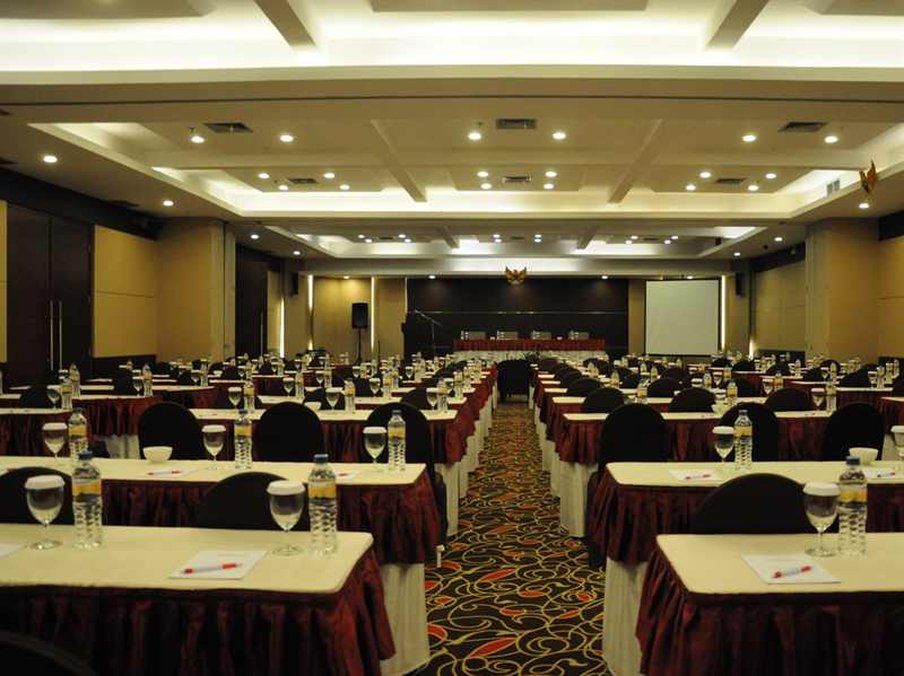 Grand Cakra Hotel Malang Exterior foto