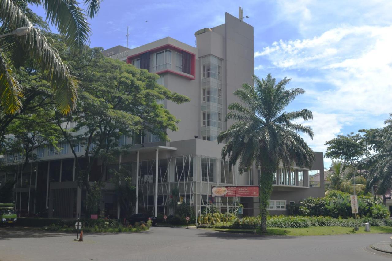 Grand Cakra Hotel Malang Exterior foto