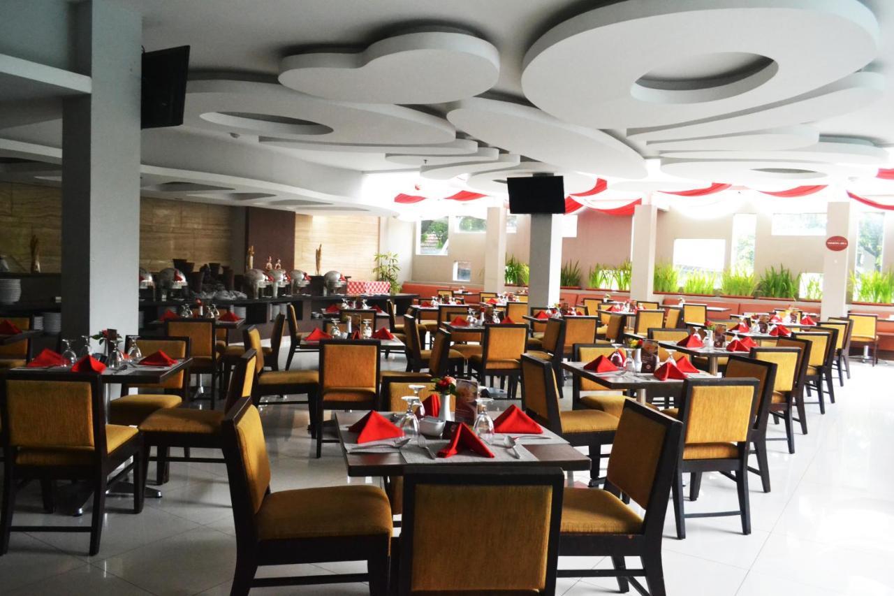 Grand Cakra Hotel Malang Exterior foto